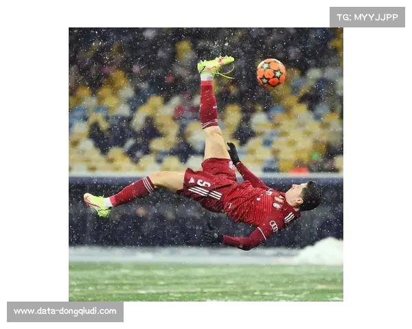 “诺伊尔欧冠神扑救主，门将传奇生涯再添经典”
